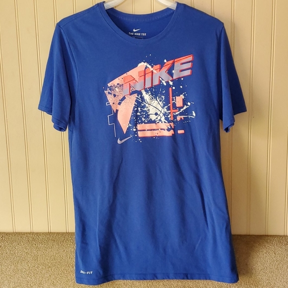 Nike Tops - Nike tee size medium athletic cut blue pink white